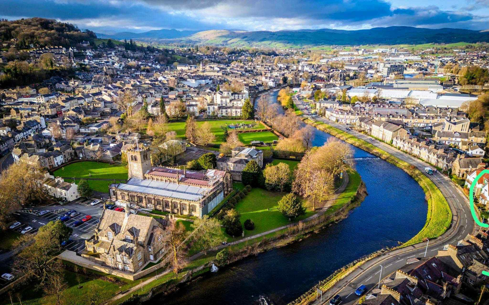 O rio Kent serpenteando por Kendal; nossa casa é circundada de frente para a Abbot Hall Art Gallery ...