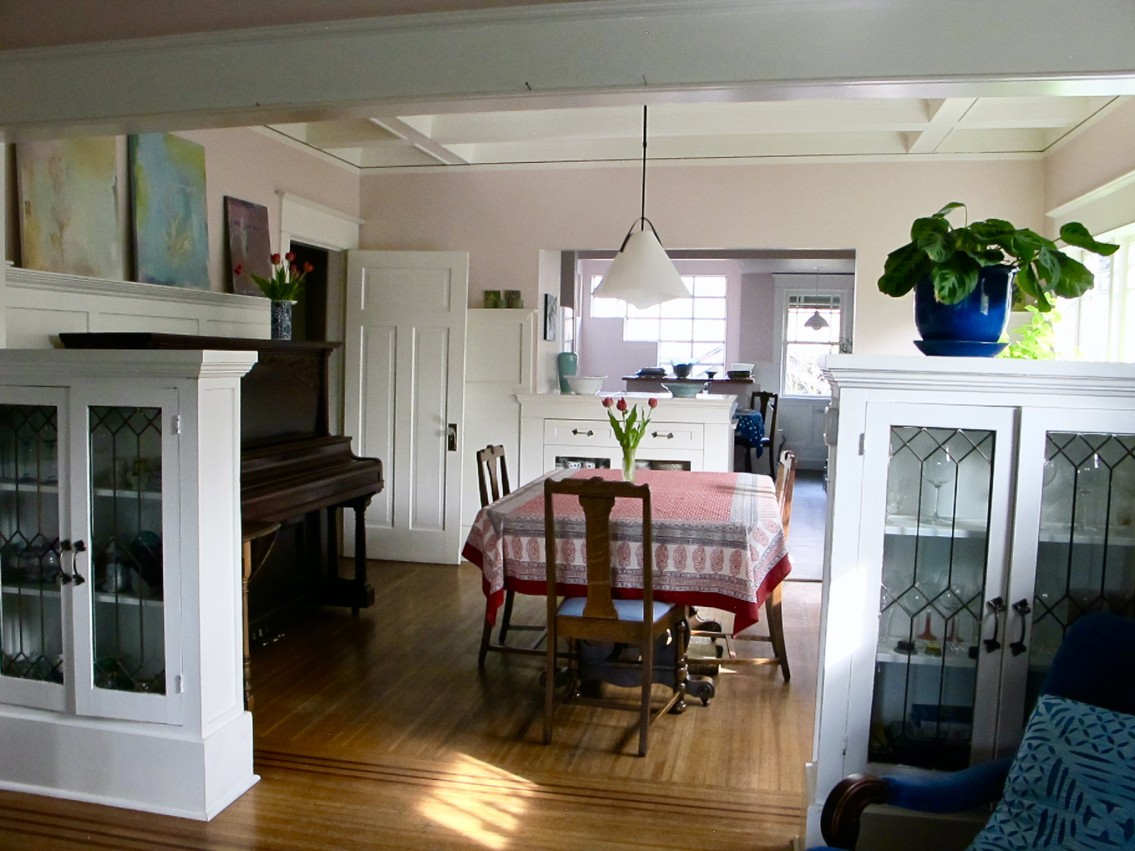 Esszimmer. Blick vom Wohnzimmer bis zur Küche