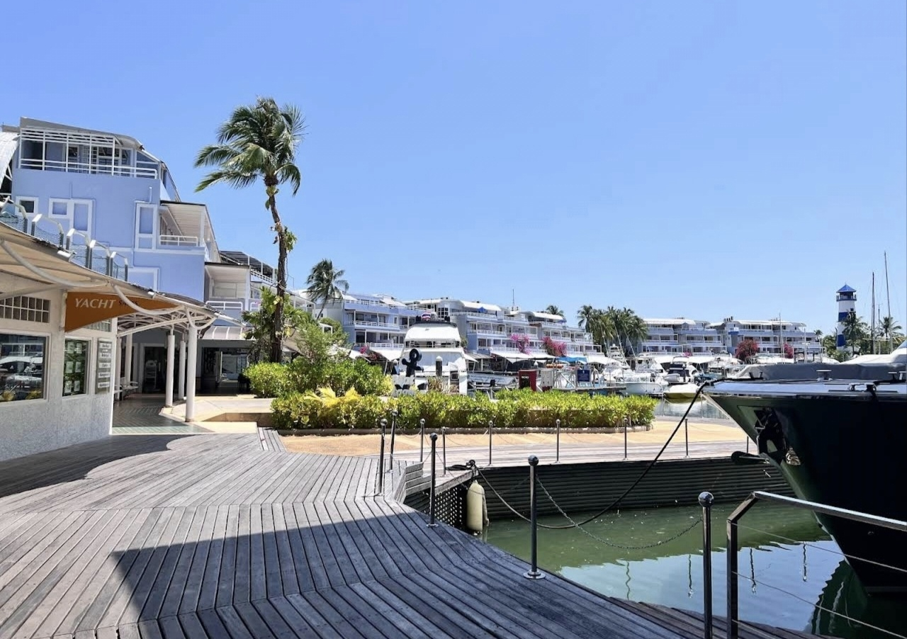Modernes Stadthaus mit Blick auf den Kanal Phuket