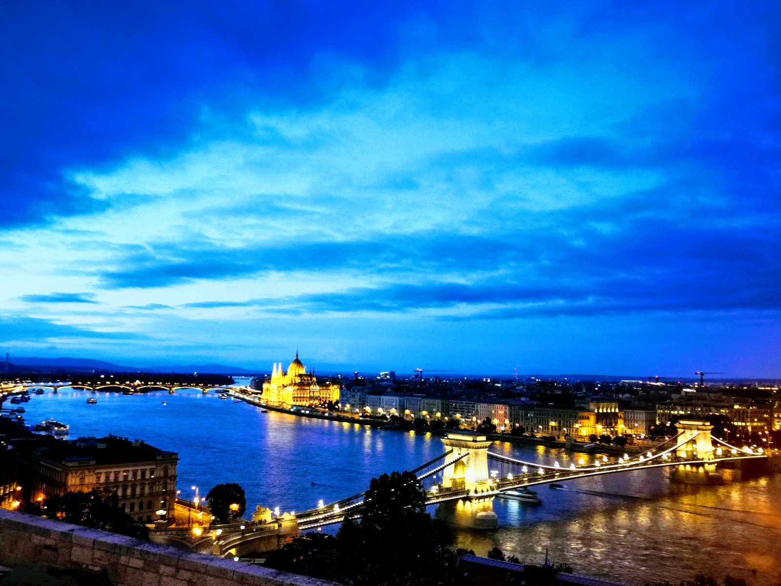 El Puente de las Cadenas y el Parlamento en Budapest
