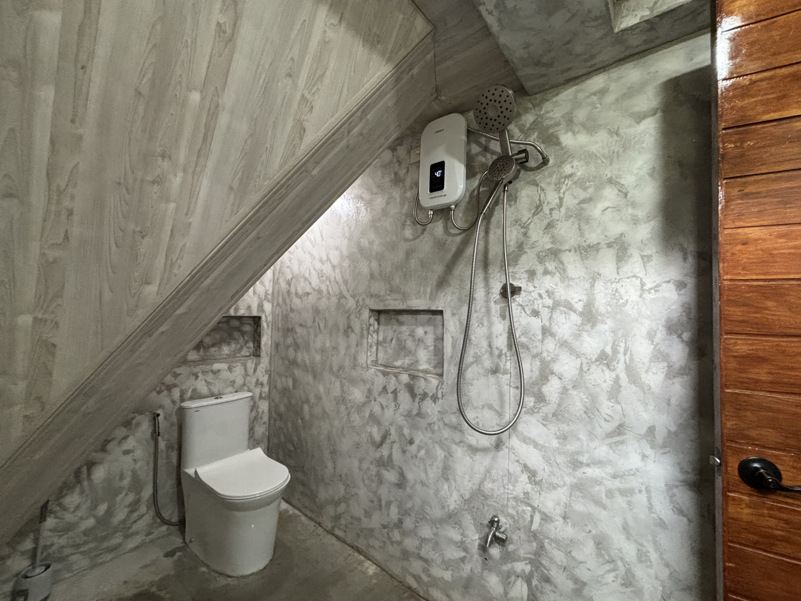 Badkamer op de tweede verdieping - douche, boiler, toilet met bidet