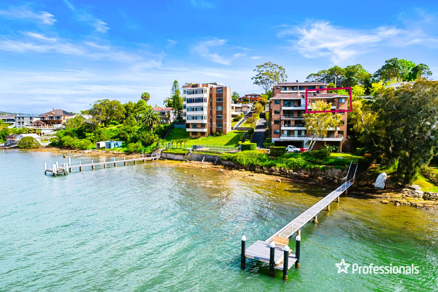 Durante el día, la terraza del último piso es luminosa y soleada. Por las noches, disfrute de las es ...