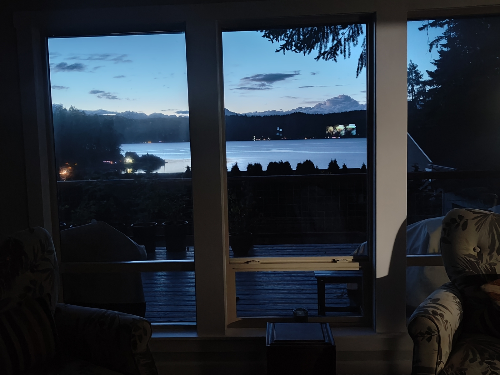 Kijk uit over de fjord die alleen op het Amerikaanse vasteland te vinden is in ons onlangs gerenoveerde, ruime huis.