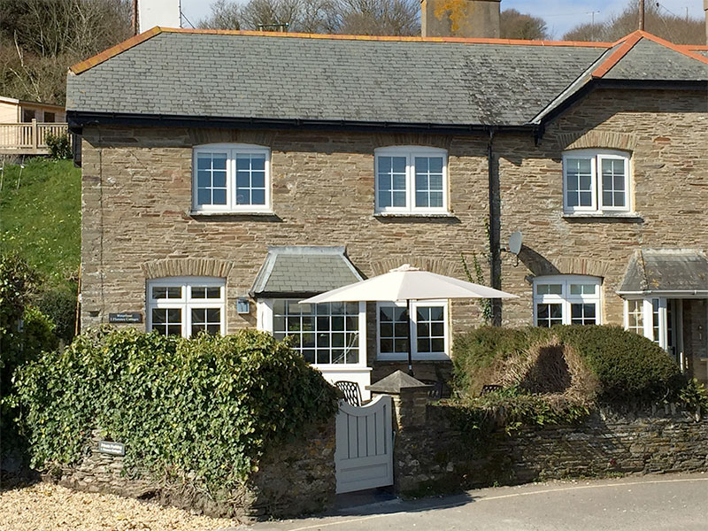 Waterfront Cottage, eingebettet am Meer in South Devon, Großbritannien,
