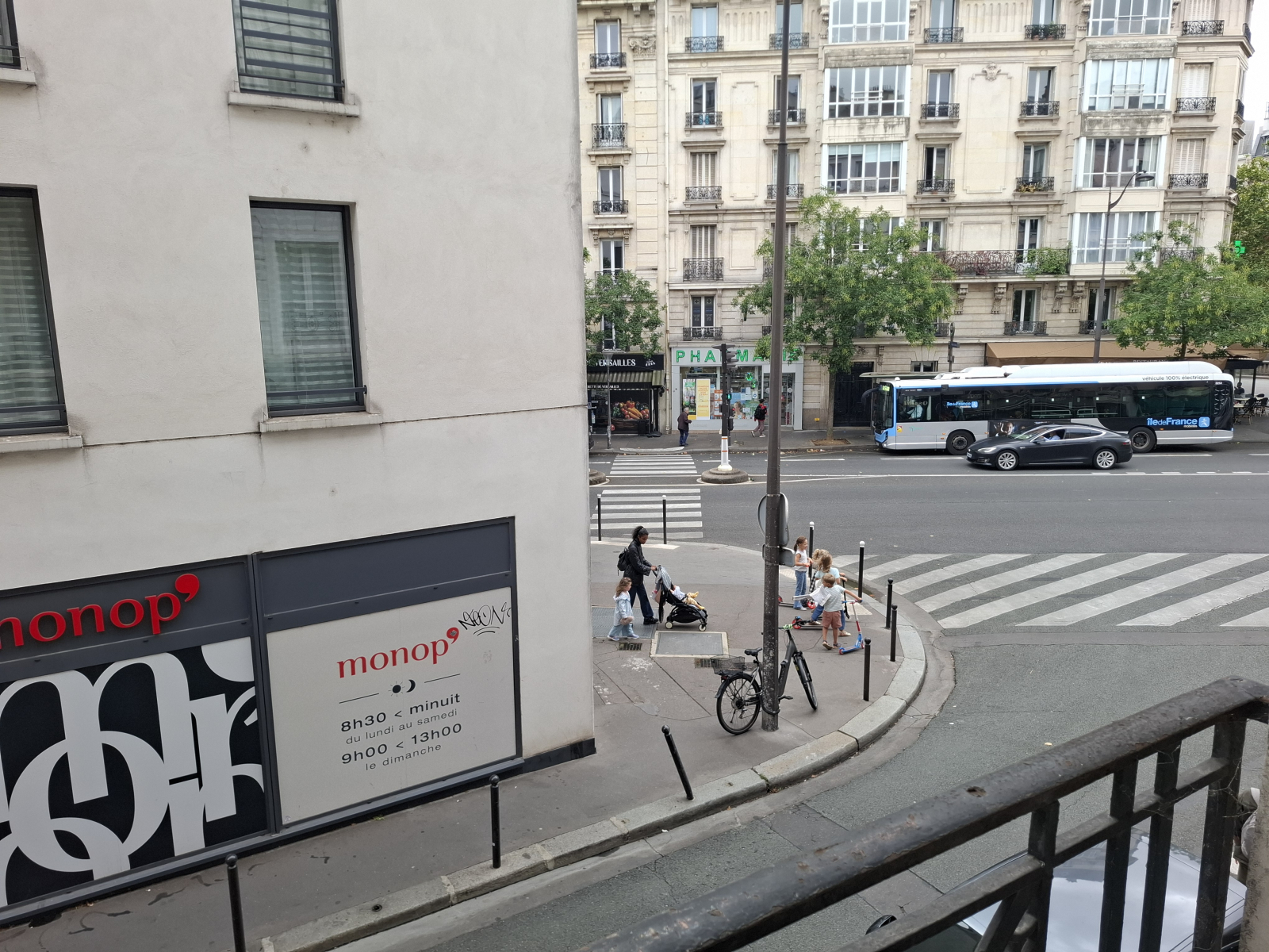 La fermata dell'autobus 22 e 72 è visibile dalla finestra della camera da letto. Monop (supermercato ...