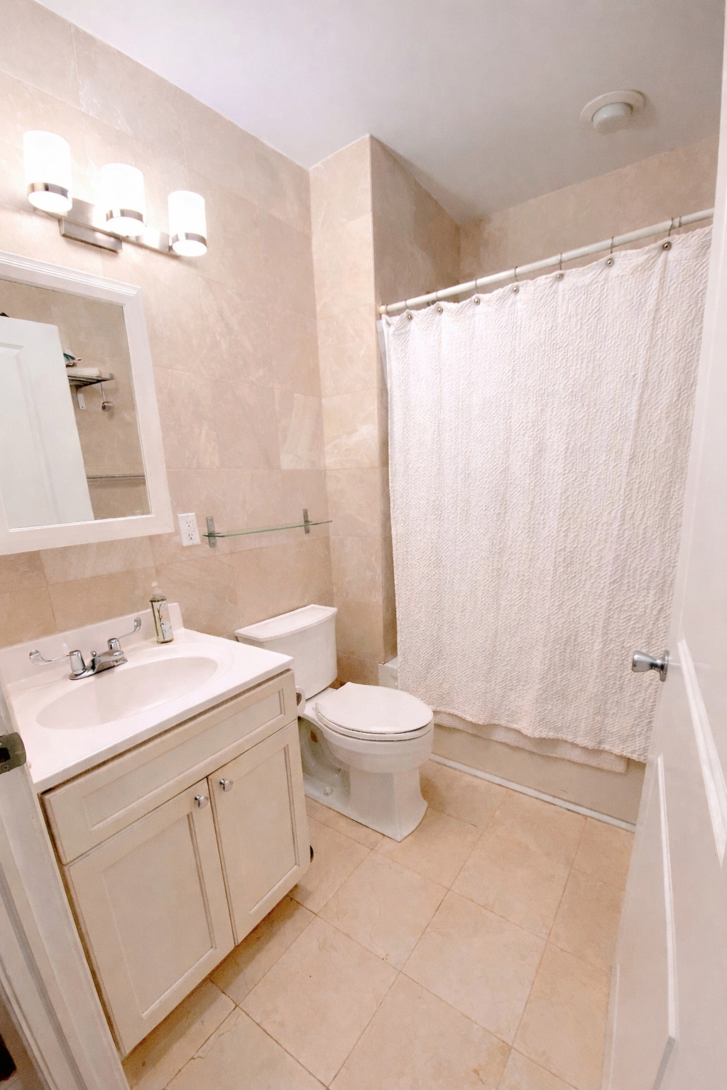 Bathroom w/jacuzzi tub