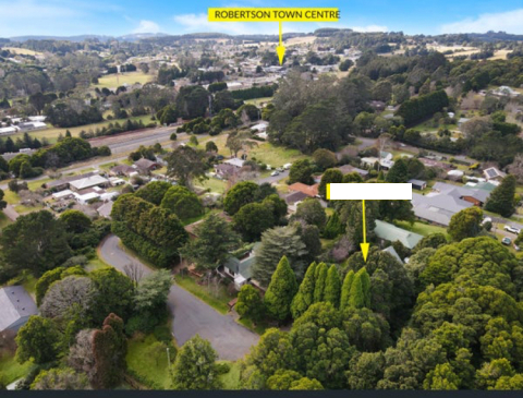 El centro del pueblo está a solo un paseo, pasando junto a un caballo al que le gusta alguna zanahor ...