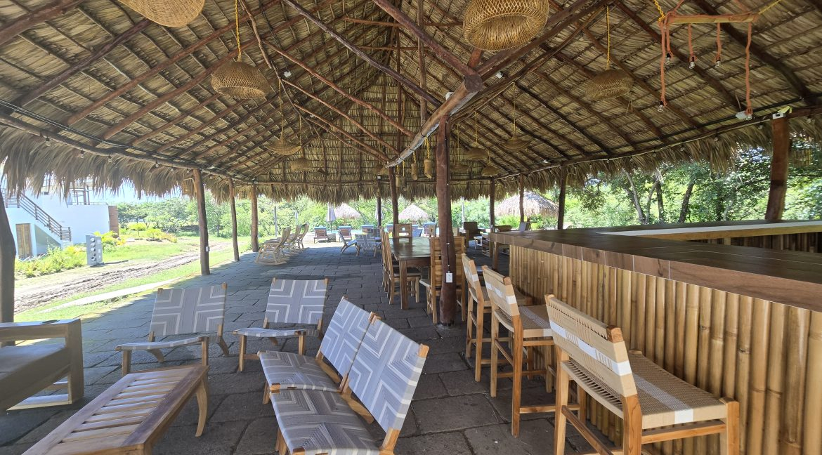 Salón de palapa cerca de la piscina comunitaria de EVA