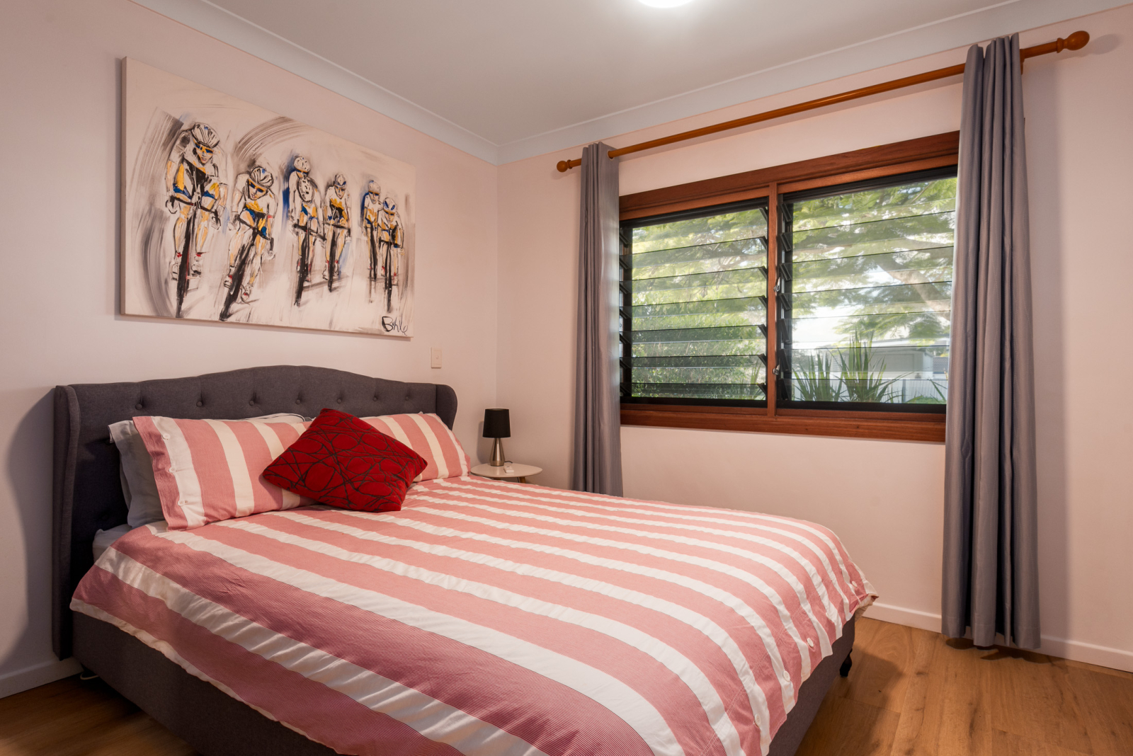 Deuxième chambre - lumineuse et aérée, meublée avec un lit queen parfait pour la famille ou les amis ...