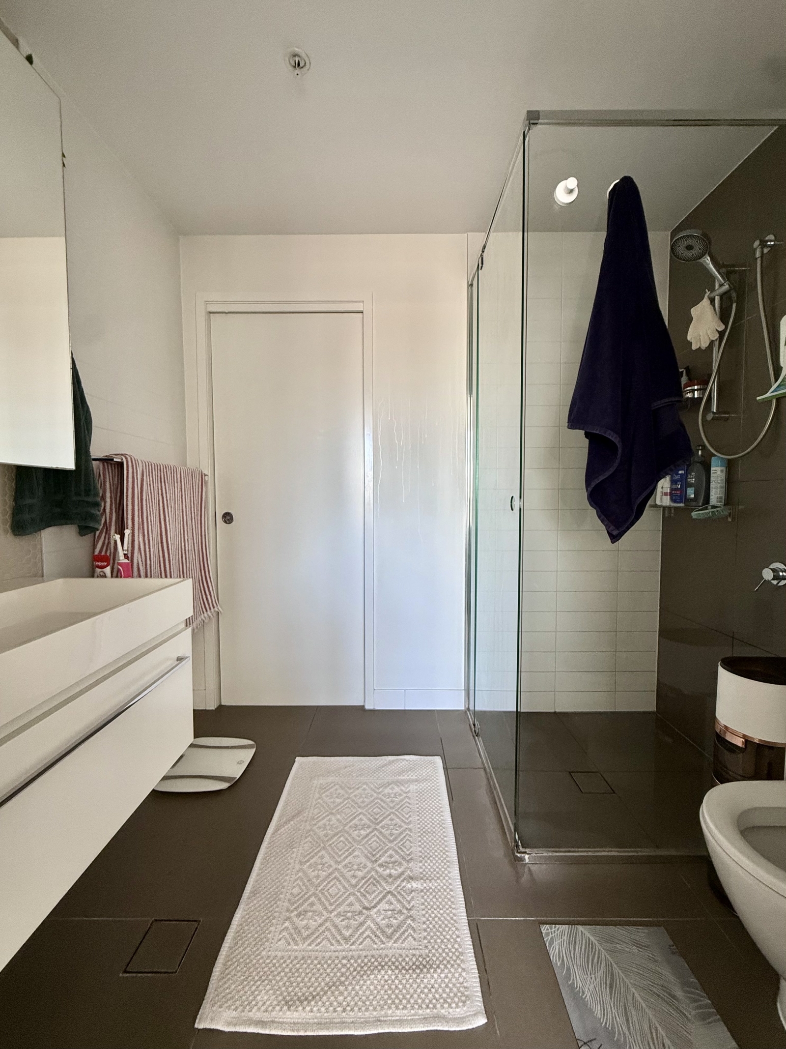 Clean modern apartment 10 min from CBD