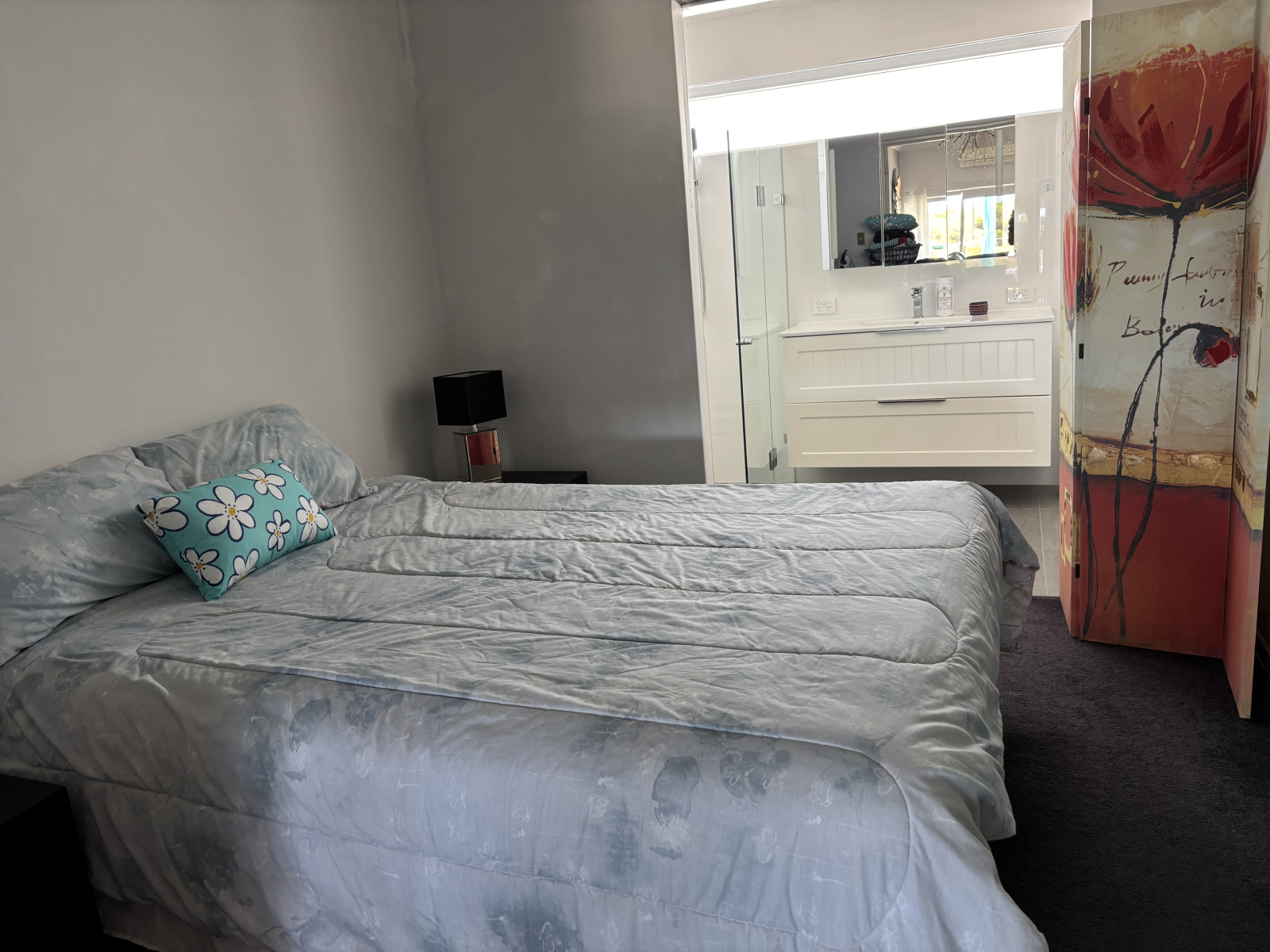 Schlafzimmer im Erdgeschoss und eigenes Bad mit begehbarer Dusche