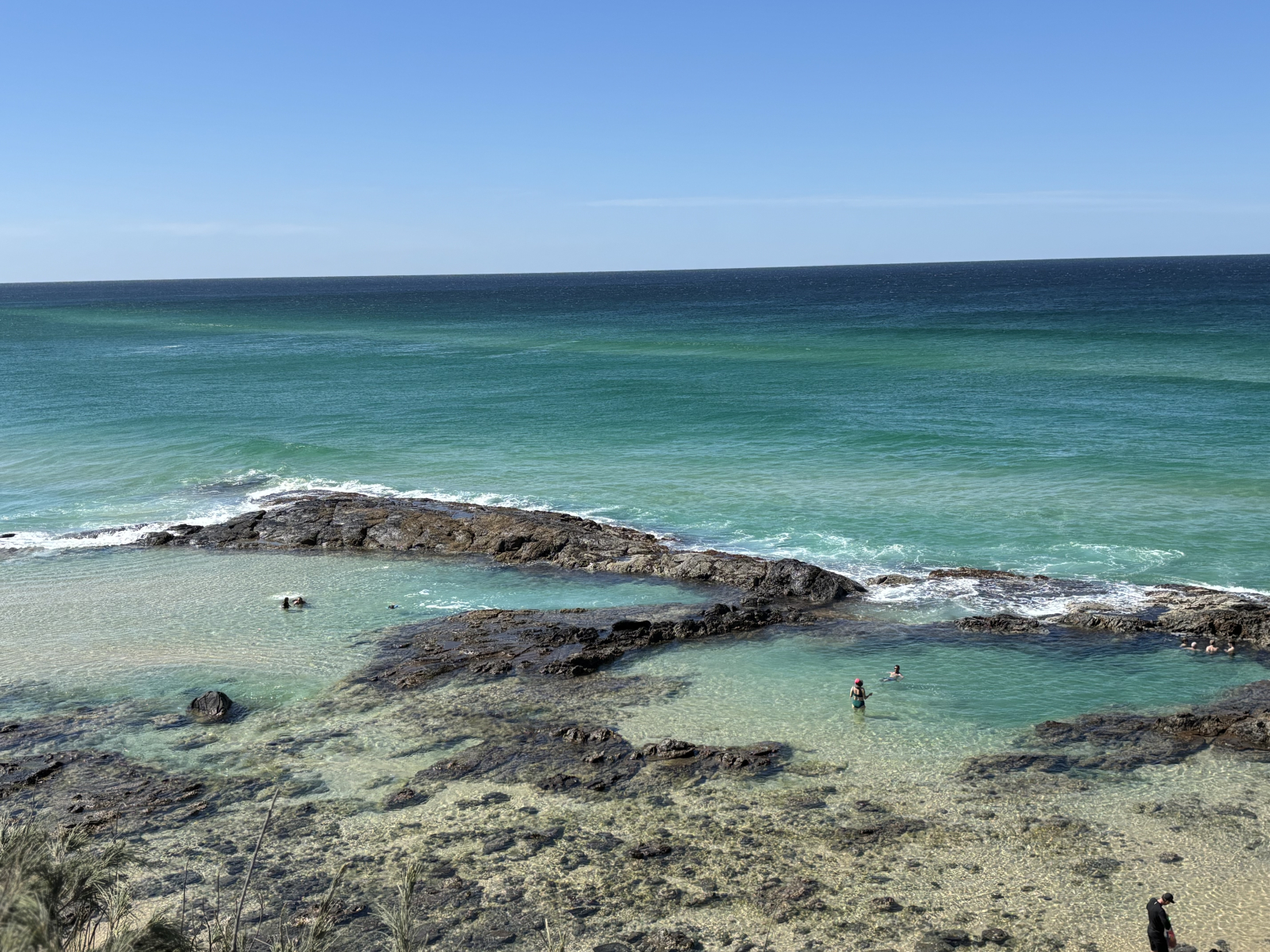 Schwimmt in Champagnerpools, natürlichen vulkanischen Felsenpools, in denen Meereswellen wie sprudel ...