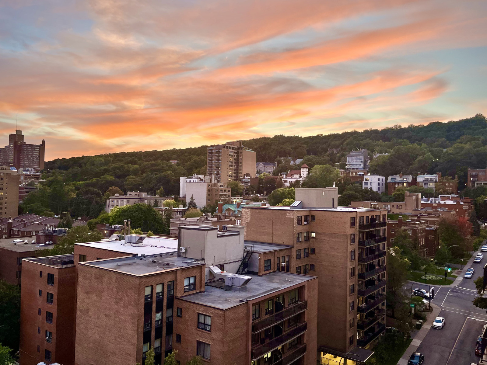 Ein weiterer magischer Blick auf den Sonnenuntergang mit Blick nach Westen auf dem Mount Royal, von ...