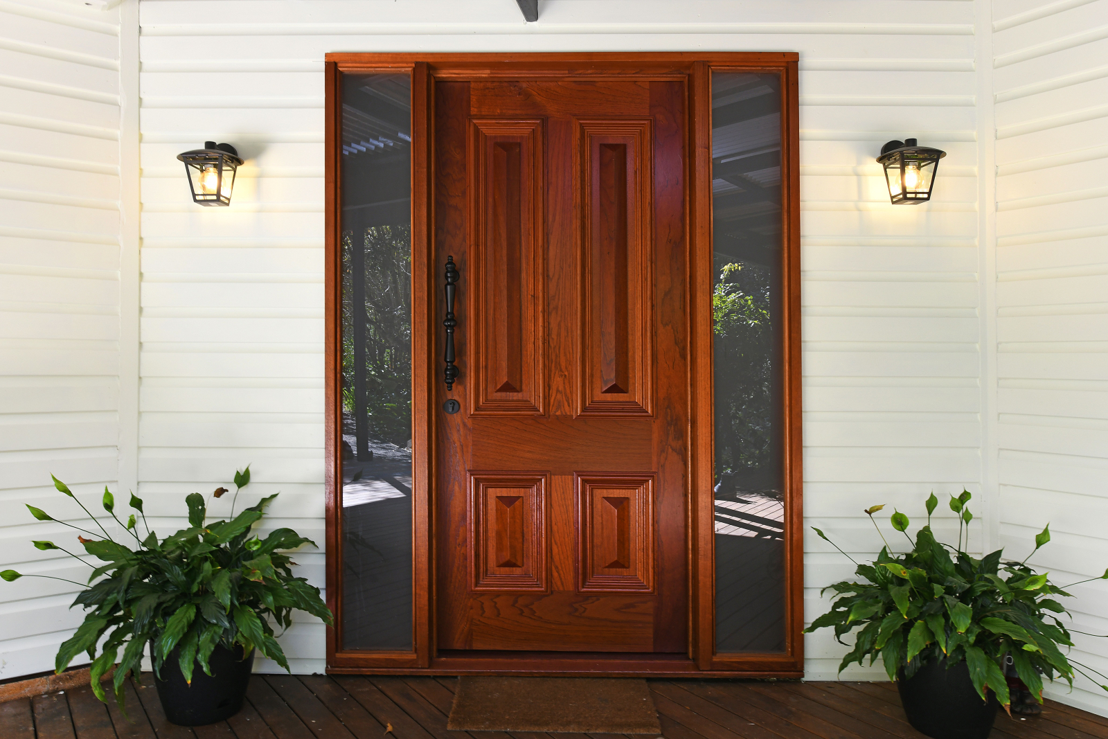 Une porte d’entrée en bois faite à la main de style colonial australien