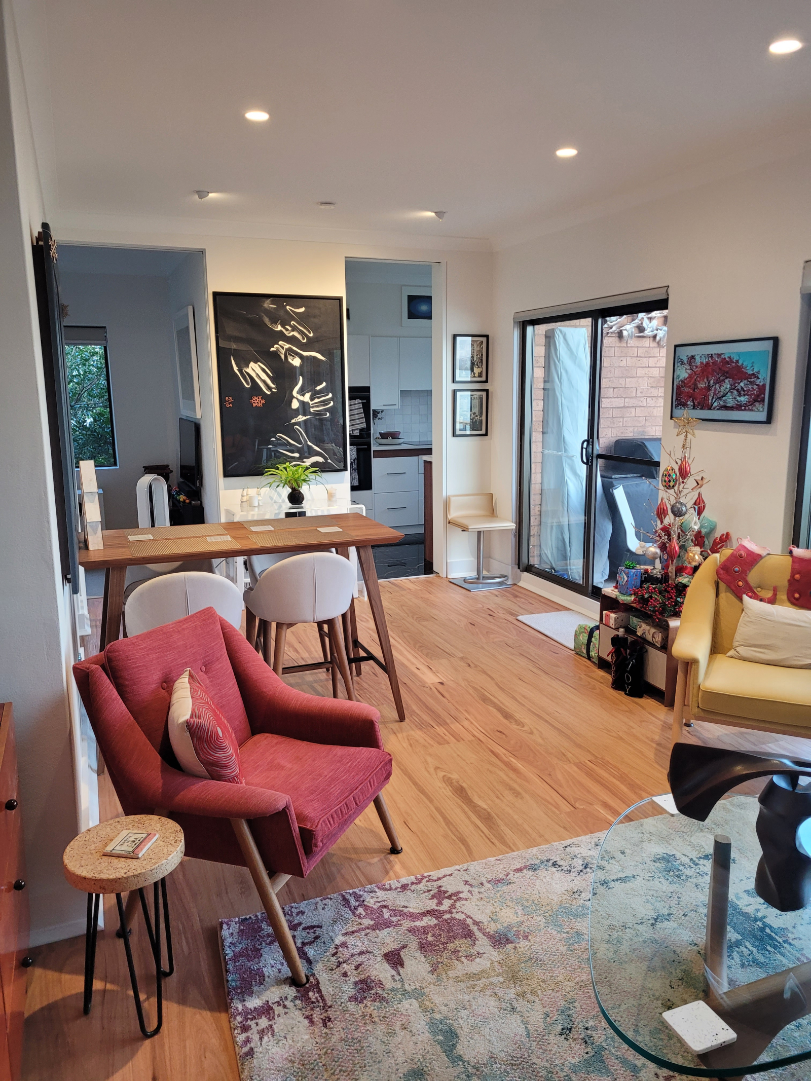 Habitación principal: mirando hacia la cocina y el área de la segunda cubierta con barbacoa en el la ...