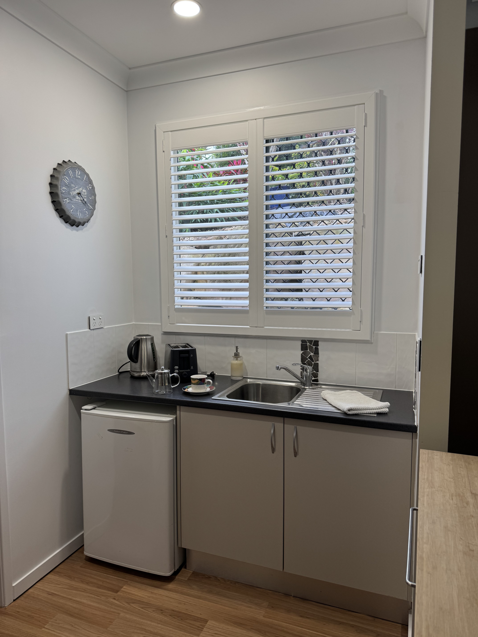 Im Erdgeschoss Küchenzeile für Frühstück und Snacks.