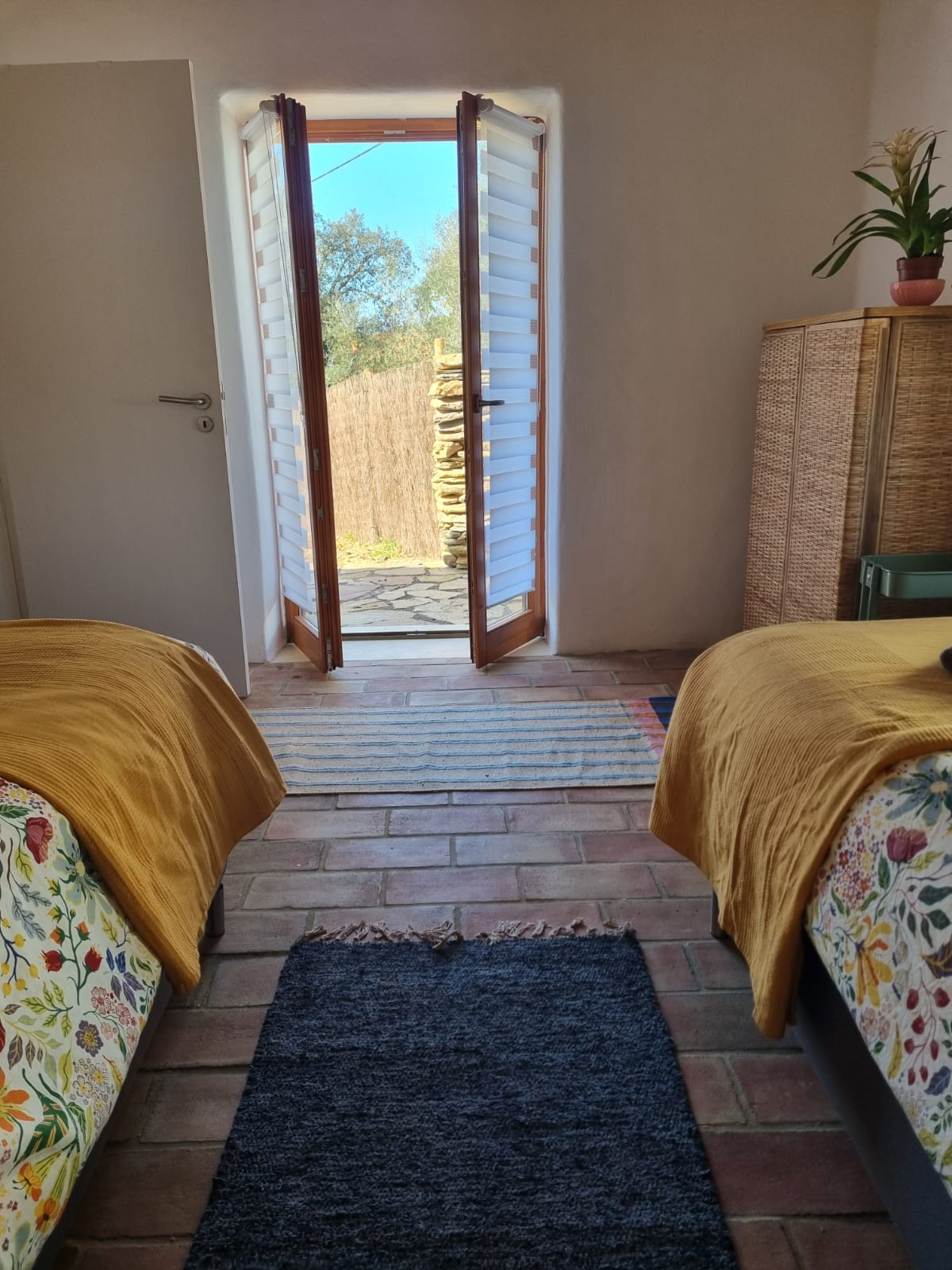 De là, il y a aussi une double porte menant à la terrasse.