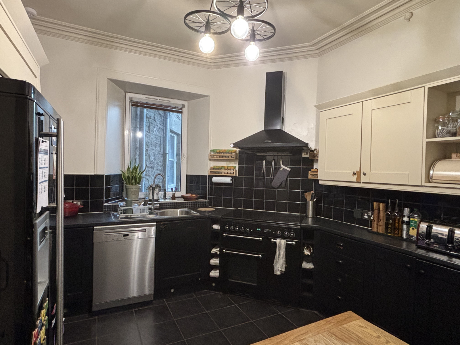 Cozinha espaçosa, com fogão a gás de cinco bocas e eletrodomésticos modernos.