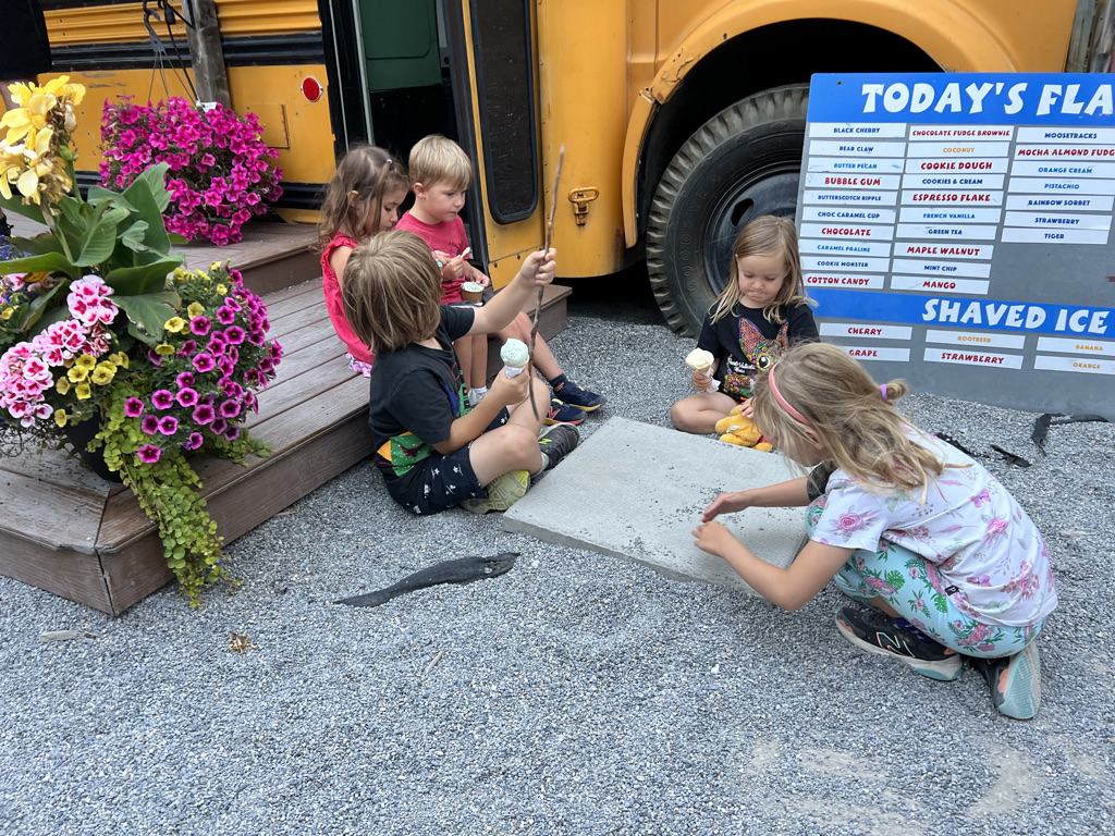 Nossa parada favorita de sorvete.  O ônibus dos sorvetes, aberto apenas no verão