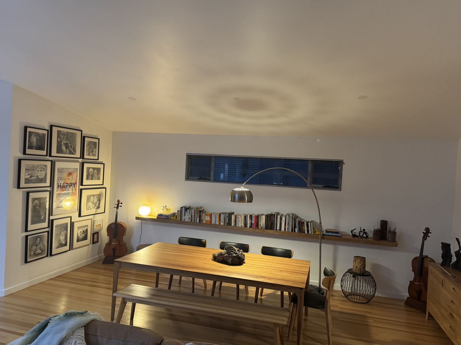 Belle maison rénovée de style Mid-Century Modern, près de la ville et de la nature sauvage