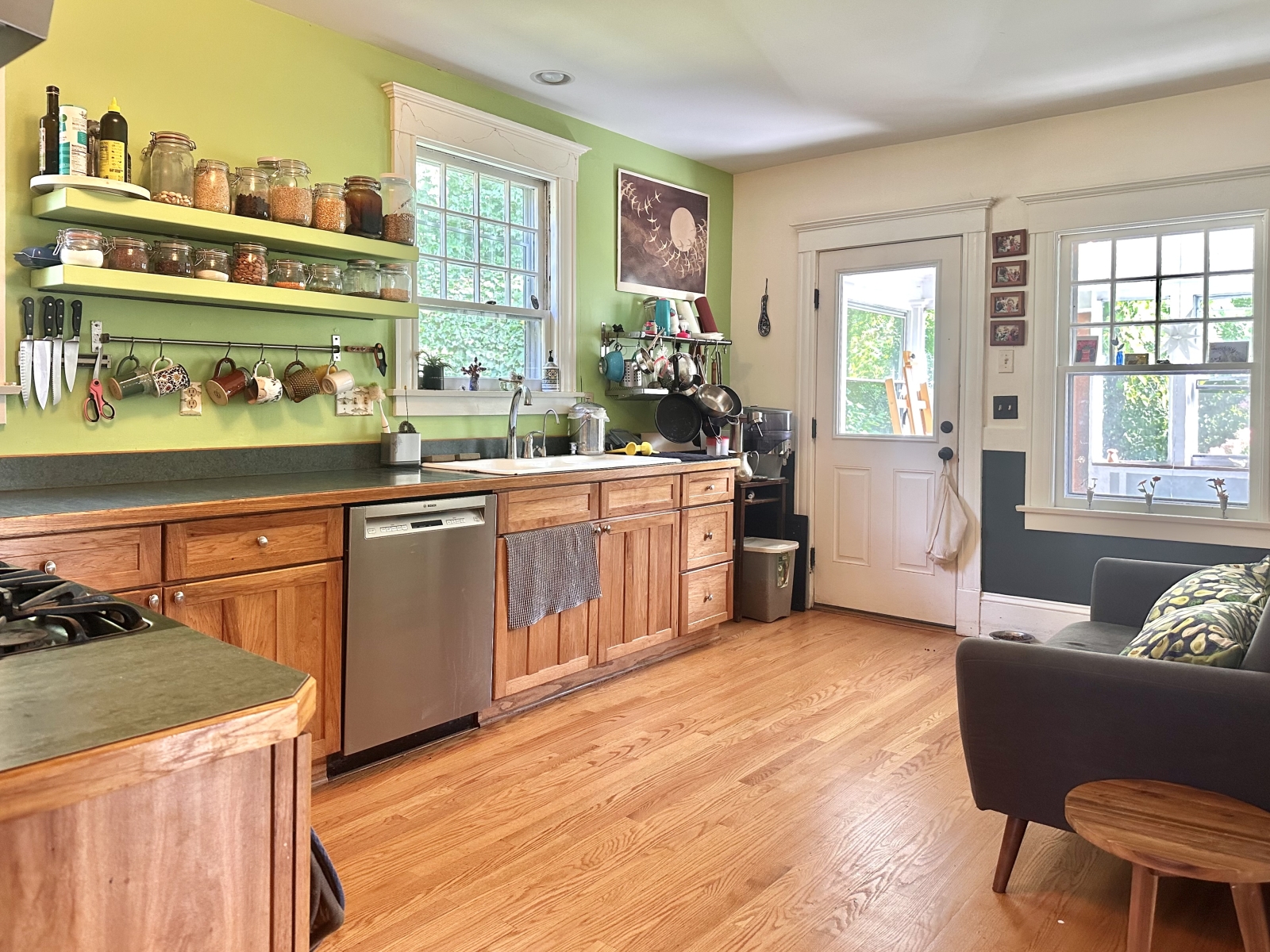 Charming bungalow walking distance to downtown and river trails