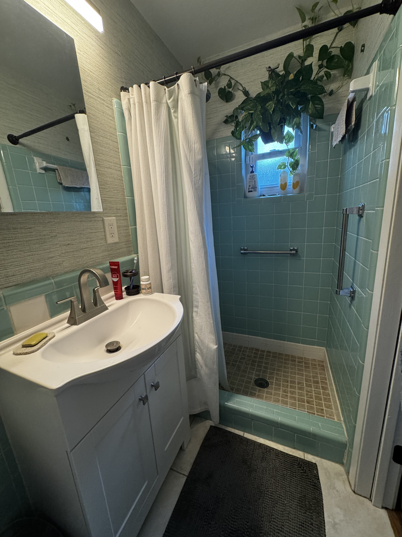 Badezimmer mit Duschkabine