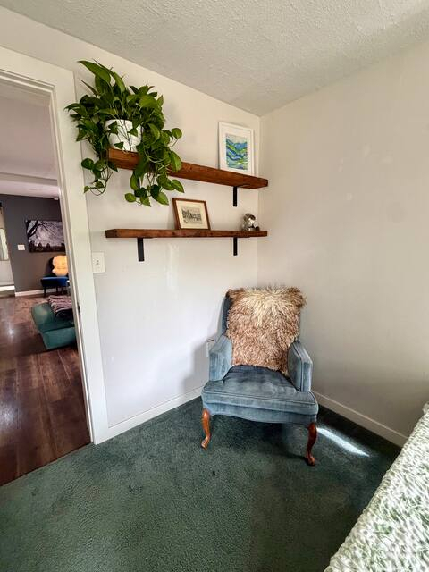 Arvada Olde town cabin feel home with hot tub and sauna.