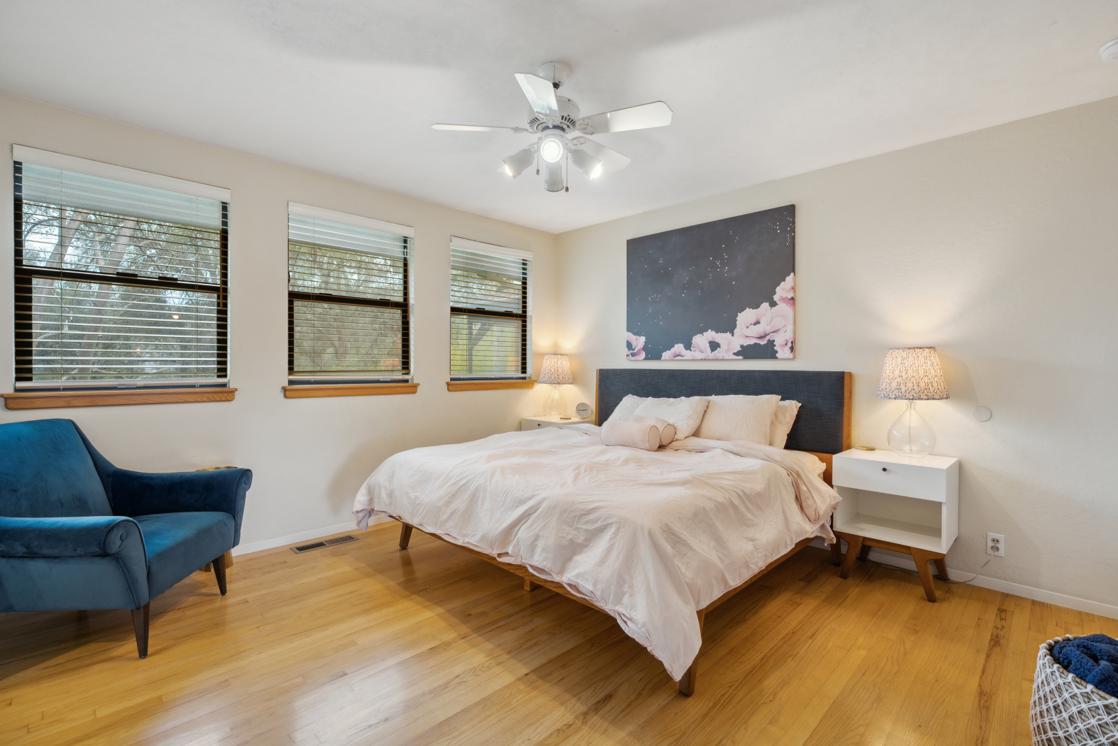 Camera da letto principale con letto king size e bagno privato