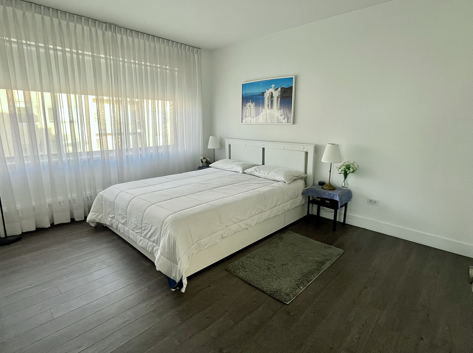 Ein wirklich geräumiges Schlafzimmer.