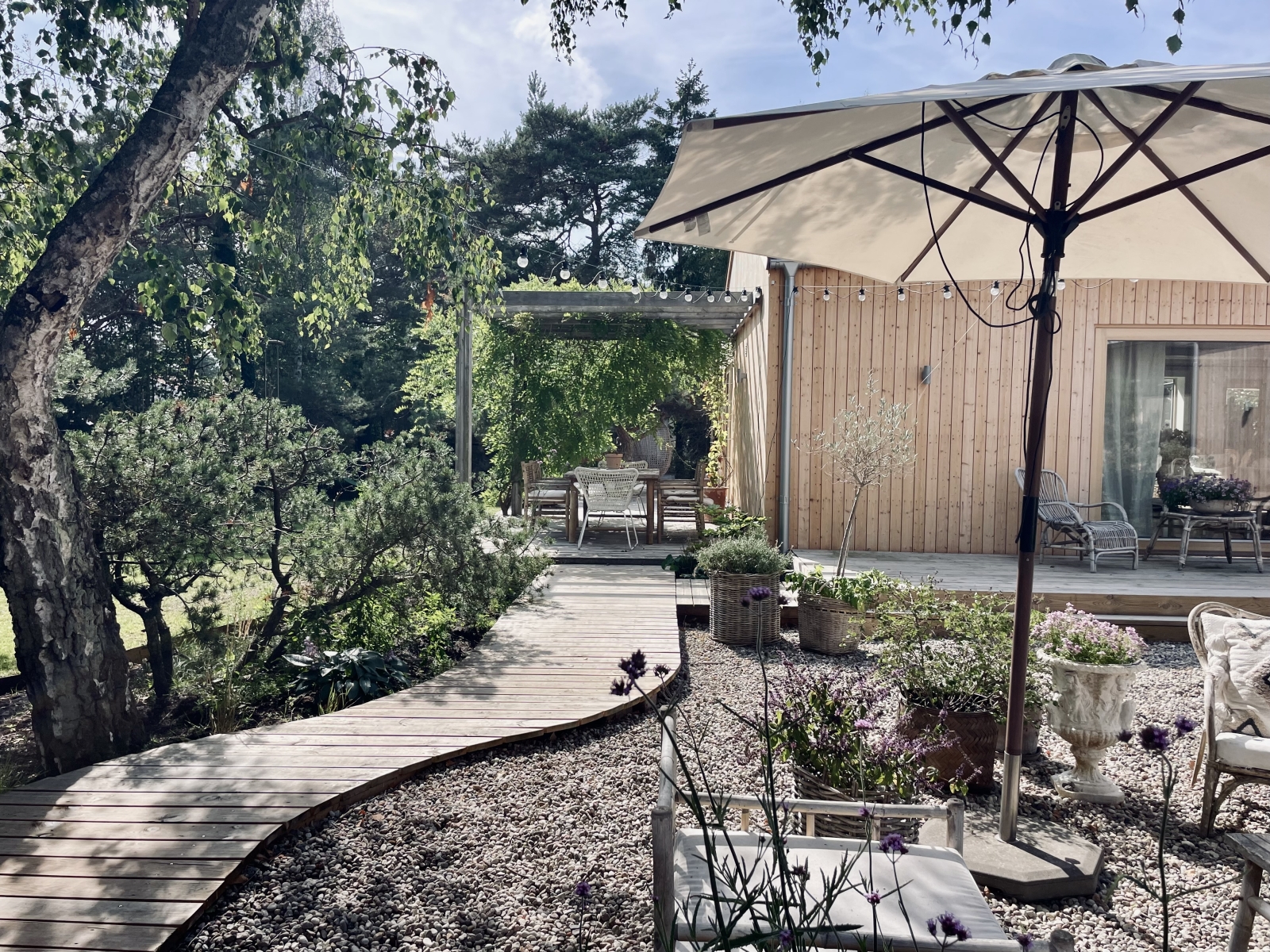 Social beach house by the most beautiful beach in Sweden. Close to nature, several white beaches, tranquility of Österlen and close to buzzing Copenhagen.