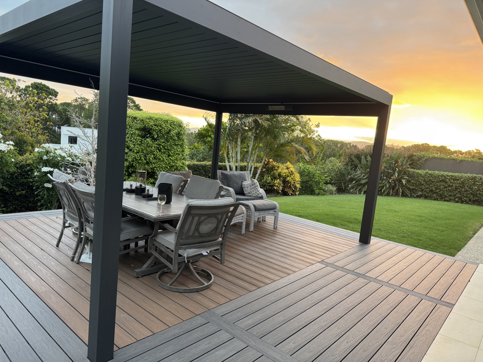 Gloednieuw buitenterras en pergola