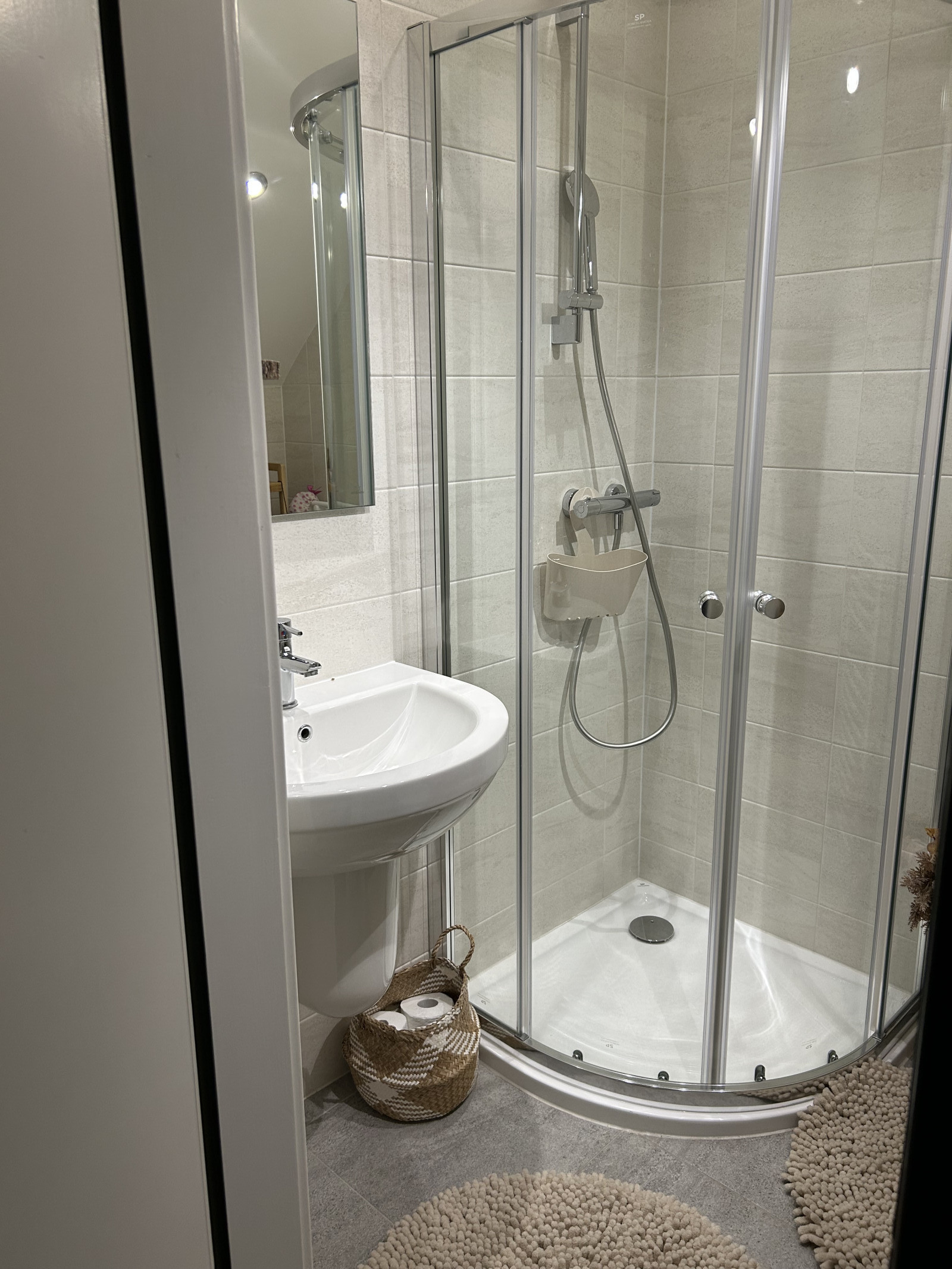 Small en-suite in the loft with bedroom 3