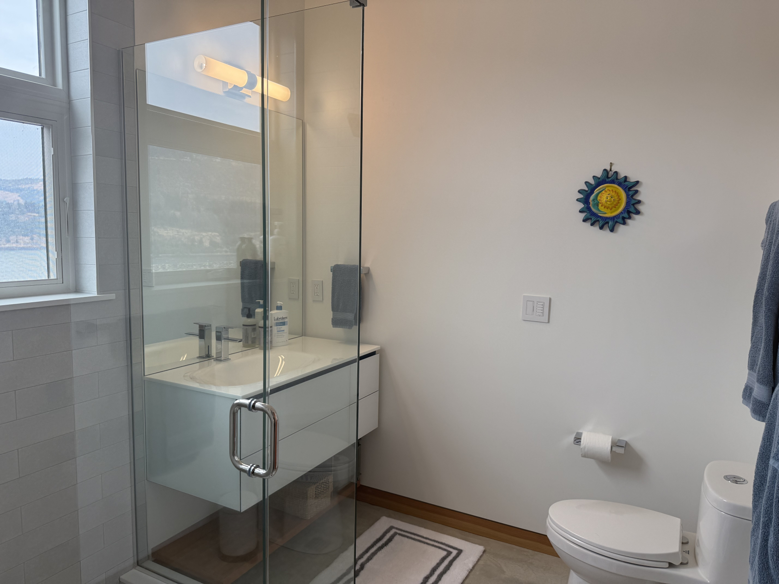 Uno de los baños de arriba. El otro baño tiene ducha y bañera.