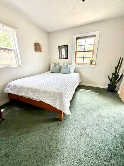 Arvada Olde town cabin feel home with hot tub and sauna.
