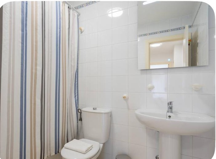 Zongekust strandgeluk in Spanje. Oase met 2 slaapkamers en privétuin, zwembad en eindeloze kustcharme.