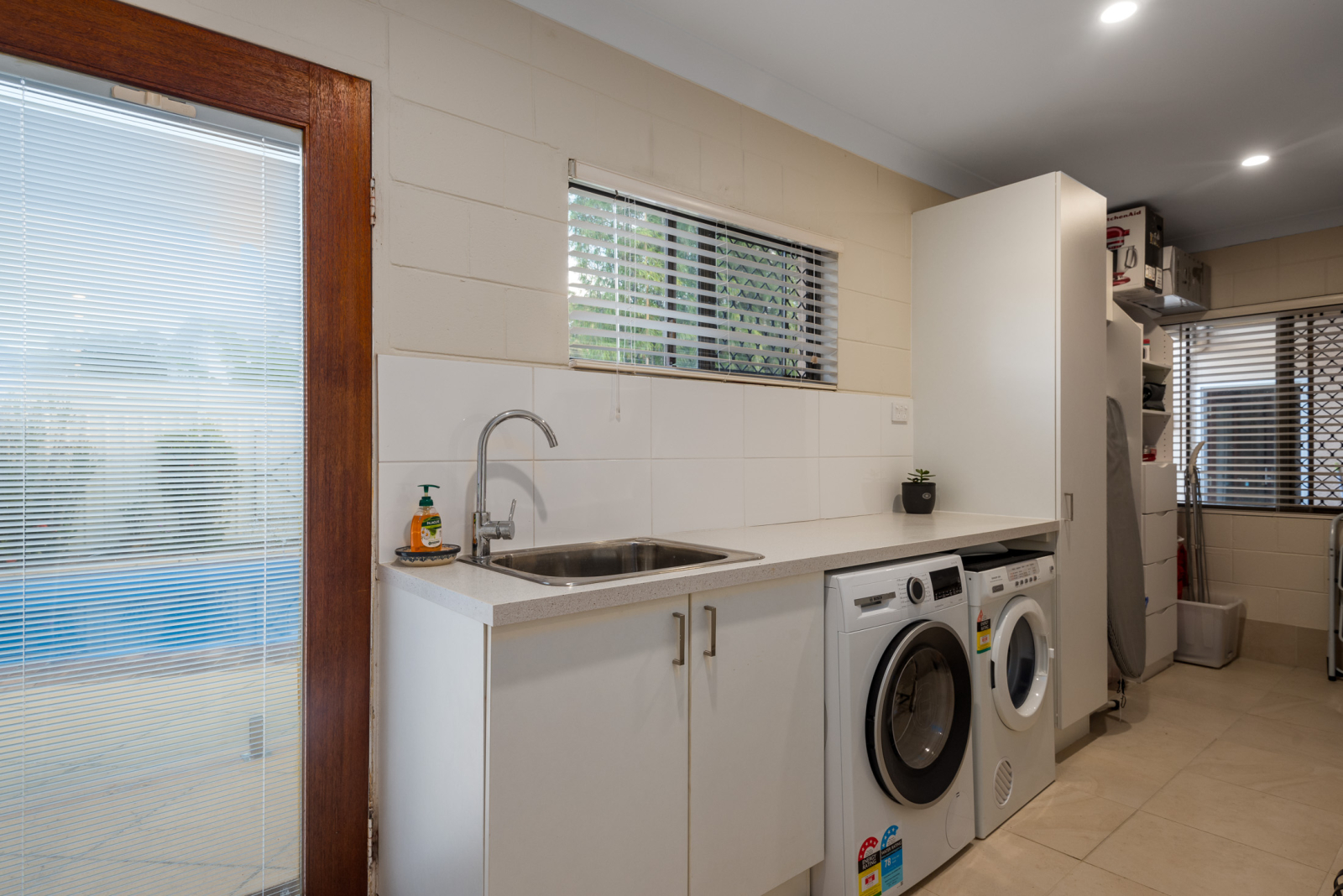 Cette blanchisserie spacieuse et bien équipée facilite les longs séjours. Il dispose d’une machine à ...