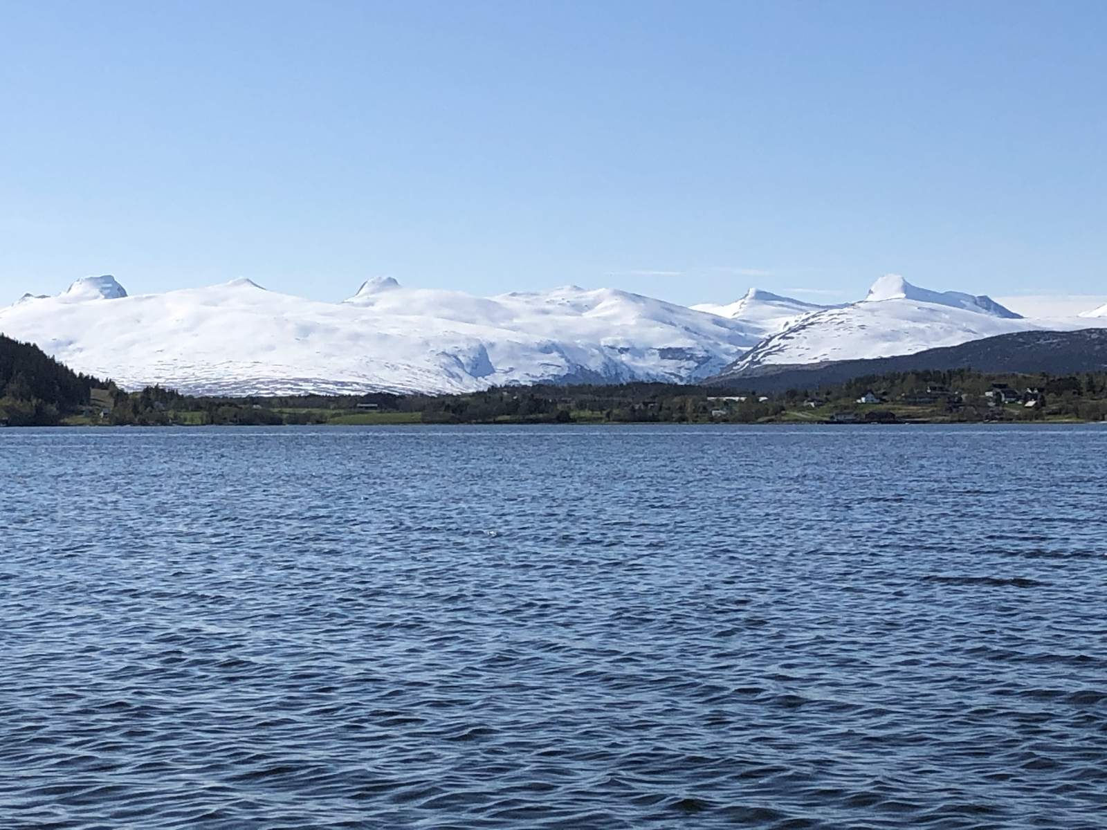 Polltindan (Sjona) no final da primavera. 45 minutos de carro da casa.