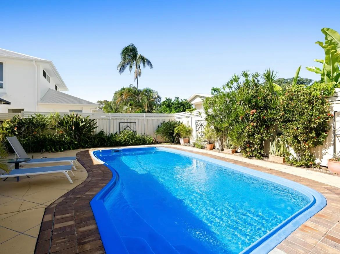 Cet espace de piscine privée est idéal pour se détendre avec un livre, profiter de repas en plein ai ...