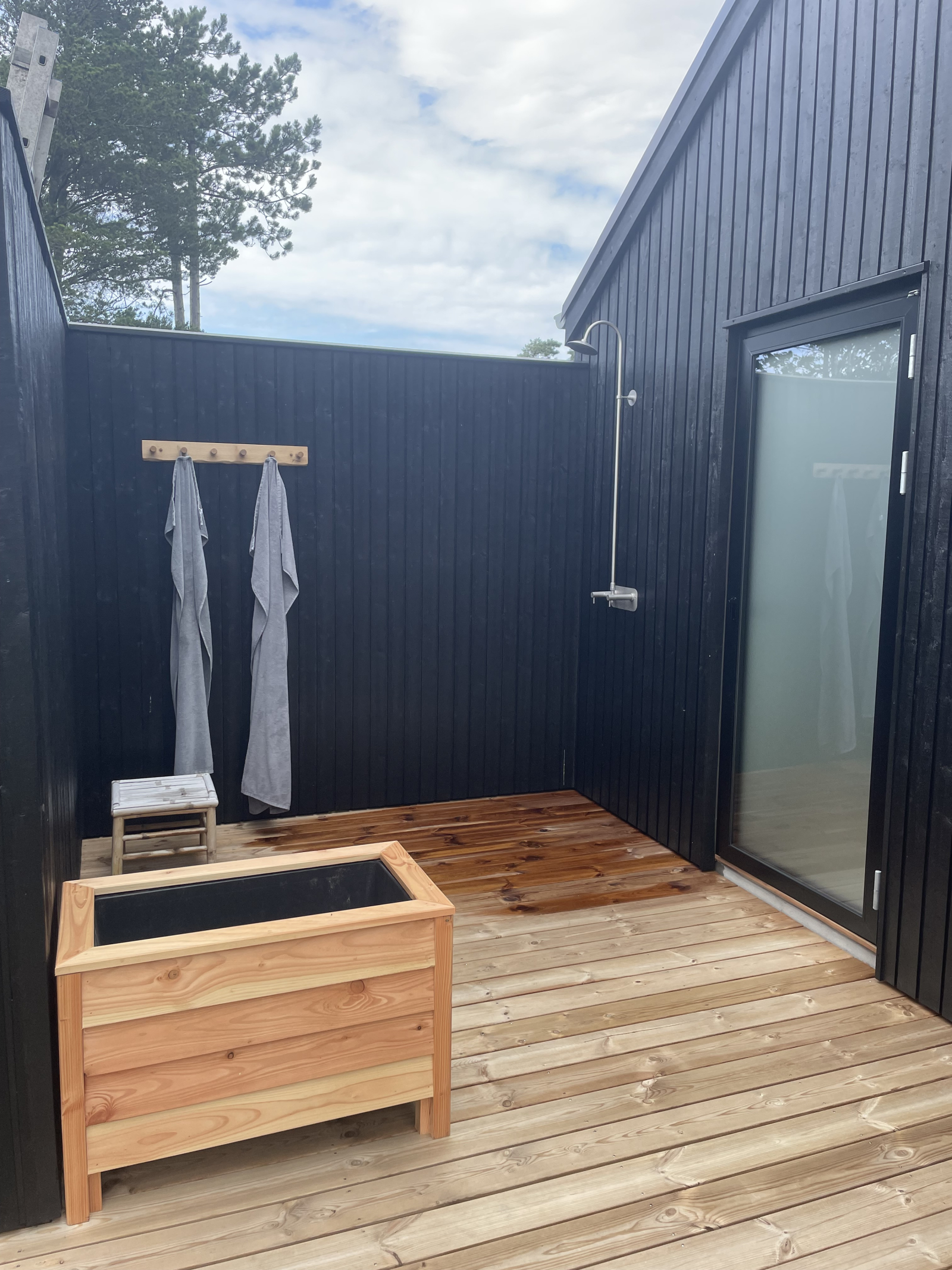 La ducha exterior con agua fría y caliente todo el año.