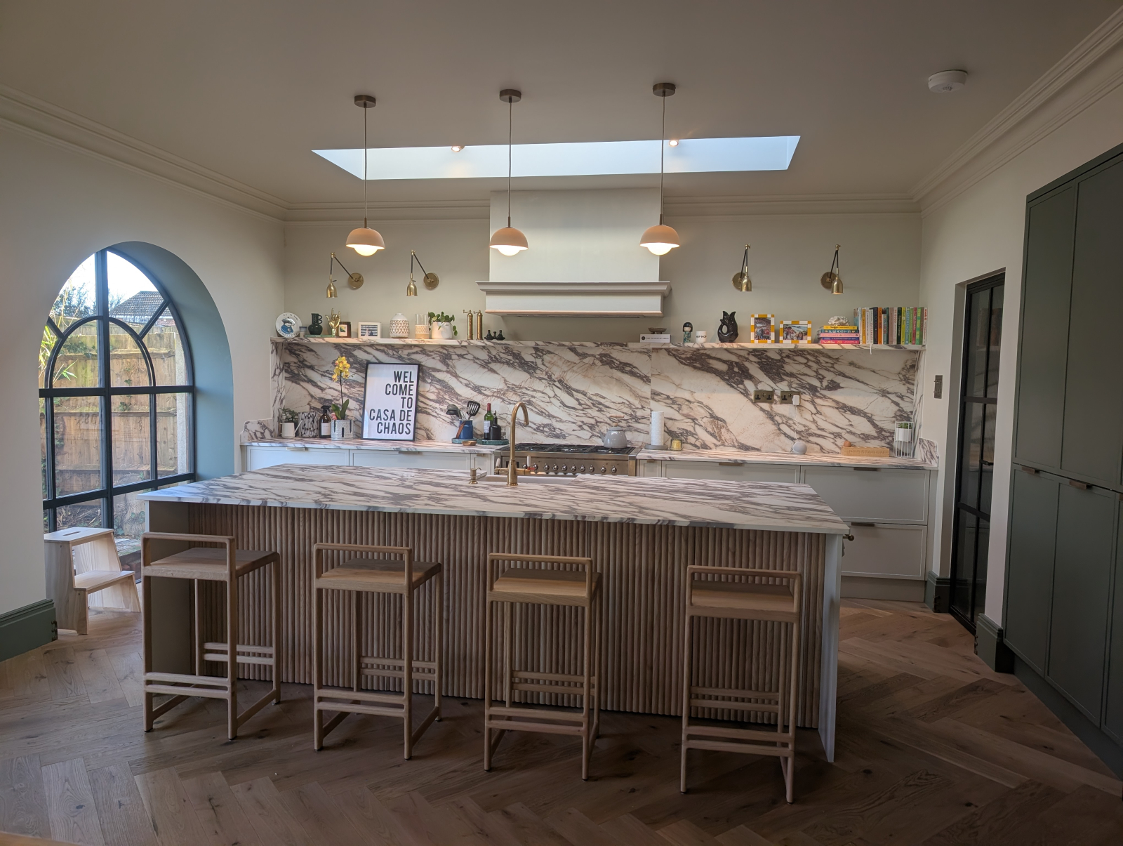 Nous avons récemment fait construire une extension pour accueillir une nouvelle cuisine/salle à manger et un espace salon. C’est vraiment le cœur de la maison.