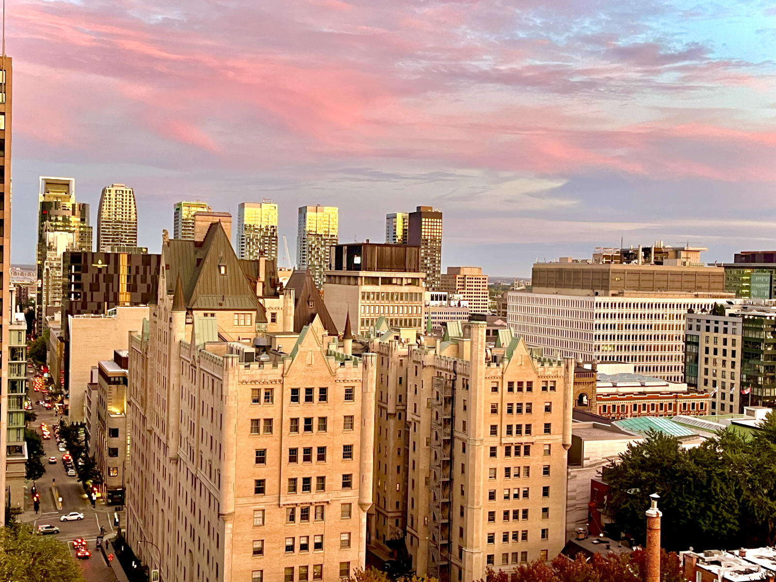 Ein atemberaubender Blick auf den Sonnenuntergang von meiner Eckeinheit in Südlage in der Innenstadt ...