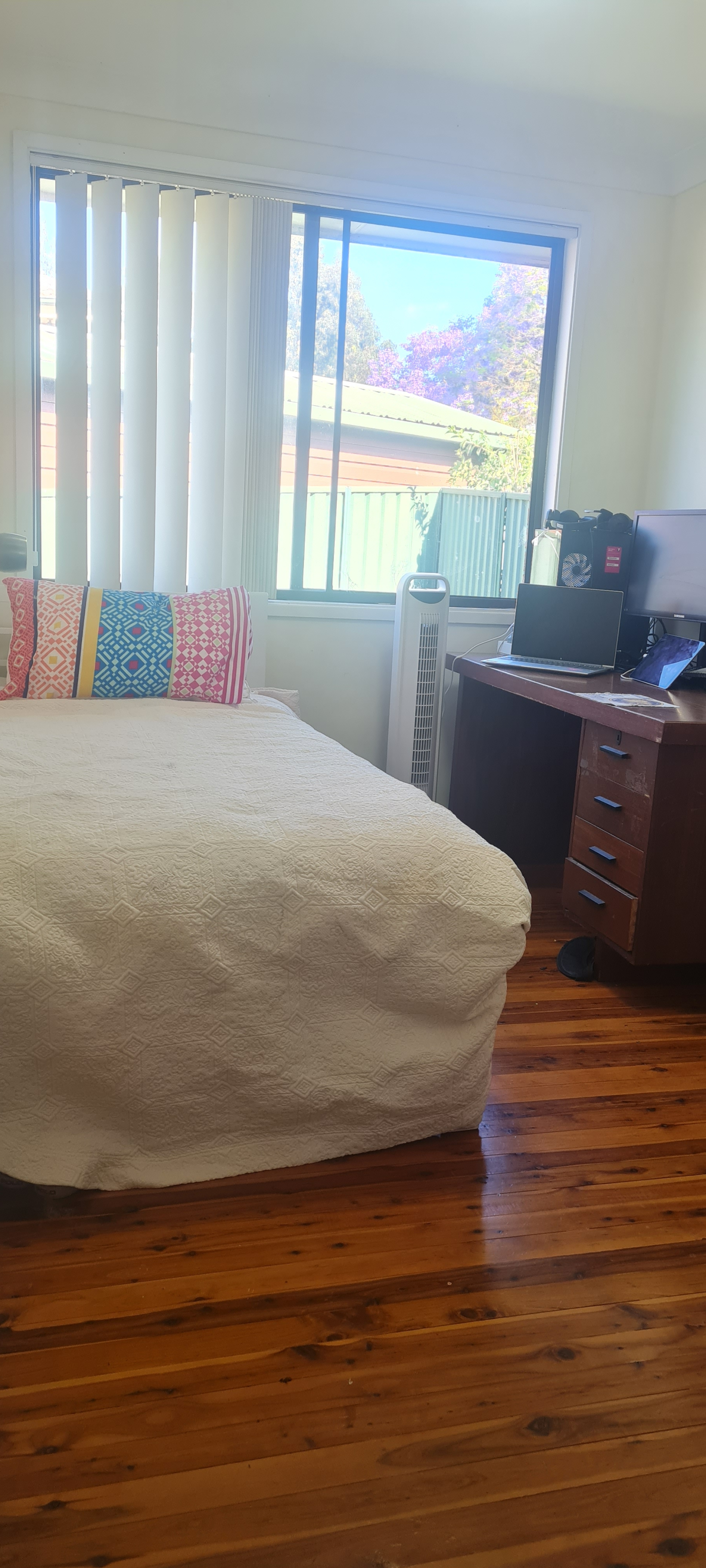 Chambre individuelle, généralement utilisée comme bureau pour le travail à domicile. Wifi puissant e ...