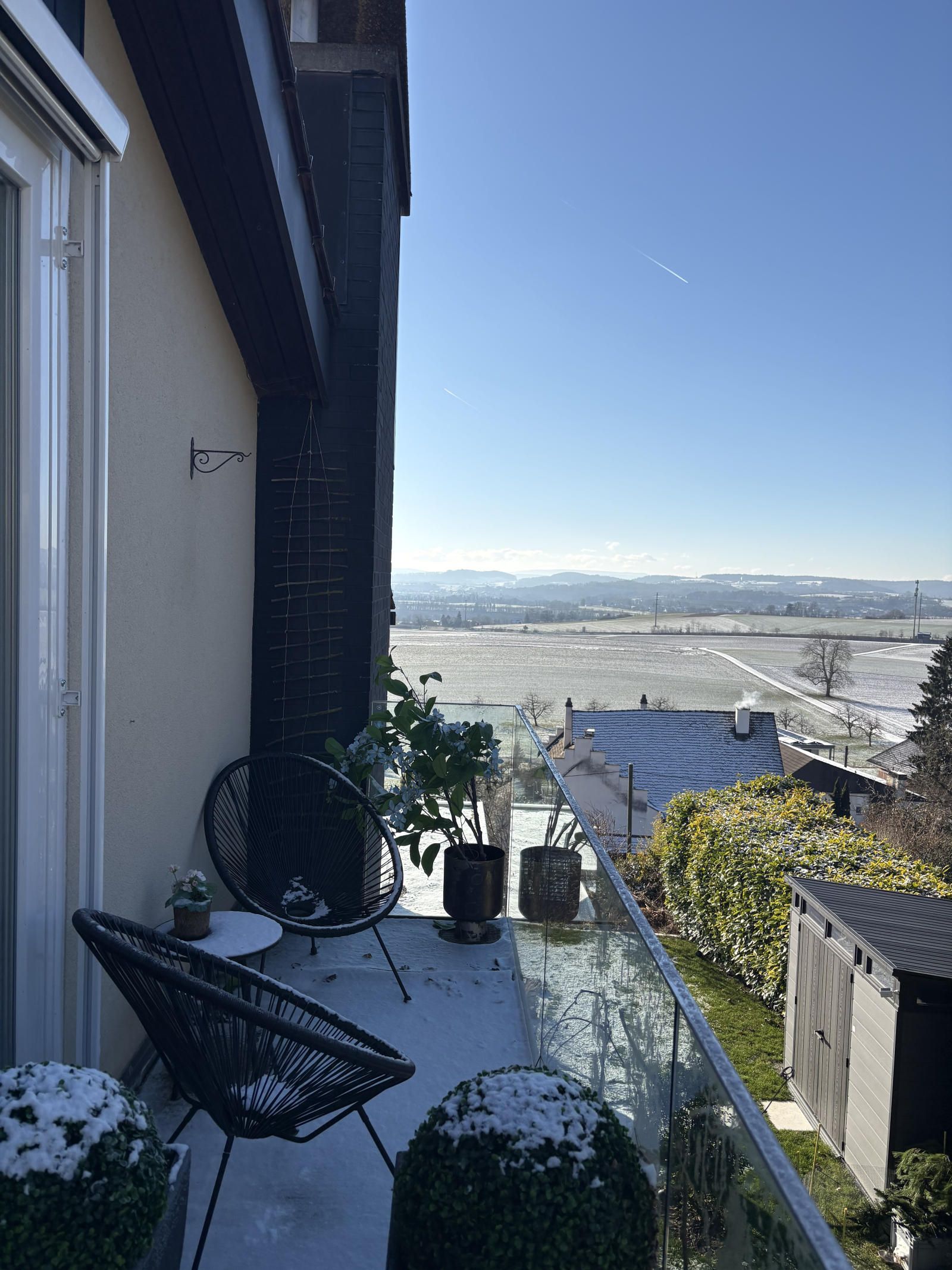 Additional balcony to the side of the kitchen which gets the afternoon sun