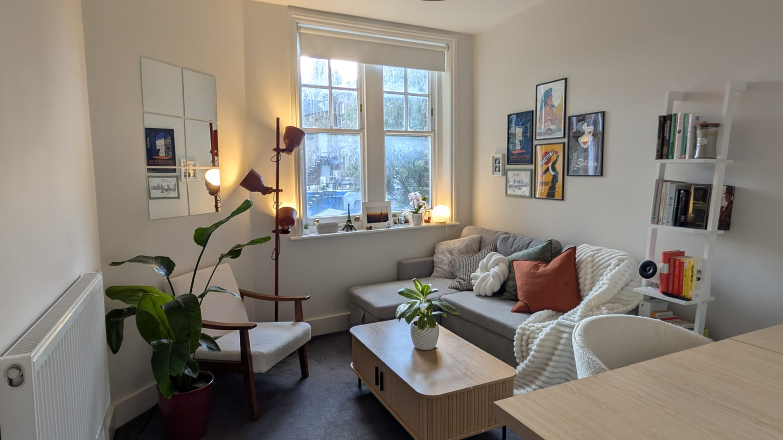 Na estante, há um projetor que aponta para a parede branca na frente, de onde podemos transmitir nos ...