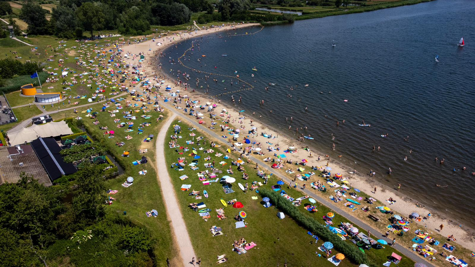 Lago ricreativo Reewijkse plassen. Spiaggia naturale con molte opzioni turistiche e di ristorazione.