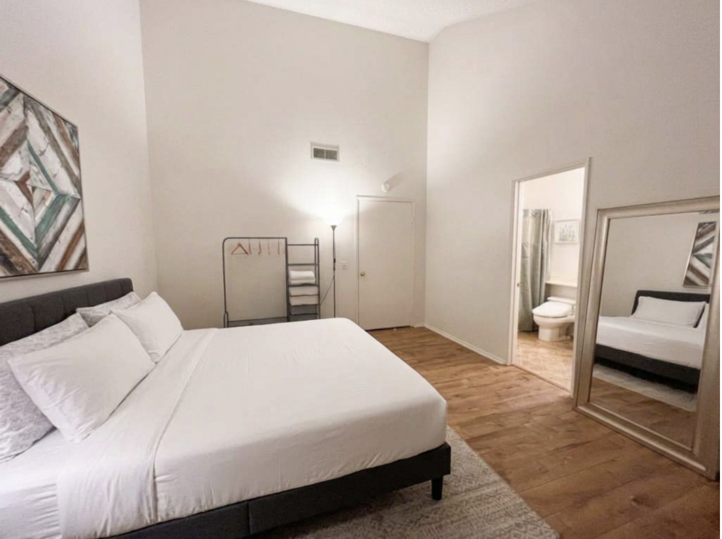 Gated 2bed/2ba Condo, Easy Access to Fwy & Metro Train