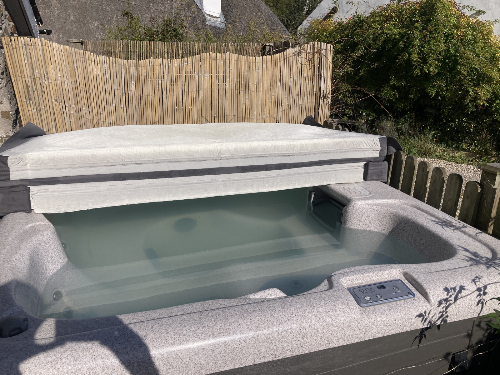 La vasca idromassaggio può ospitare cinque adulti e ha un sedile reclinabile. Incantevole in una ser ...