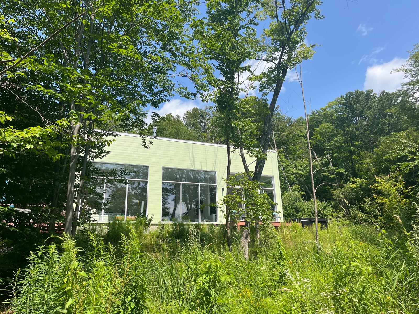 New and luxurious chalet 1 hour from Montreal, with access to the lake and private pontoon, loan of kayaks and paddle boards