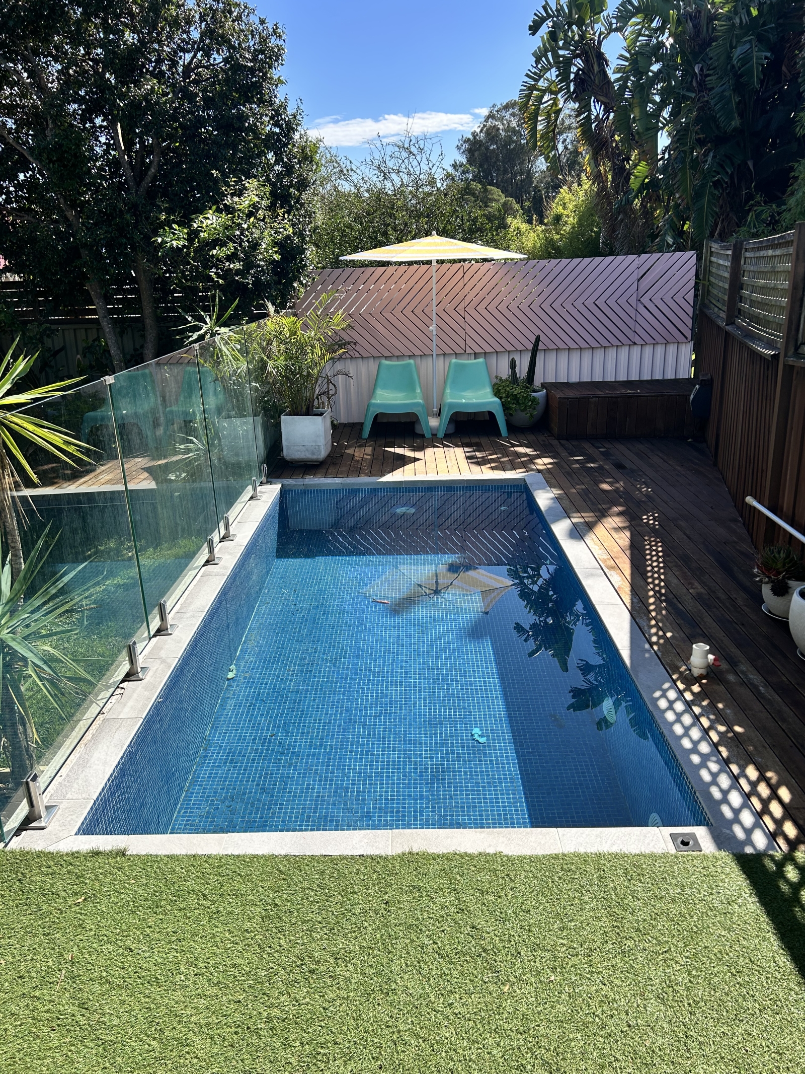 AMAMOS nossa piscina de mergulho – perfeita para se refrescar quando está esquentando. ☀️