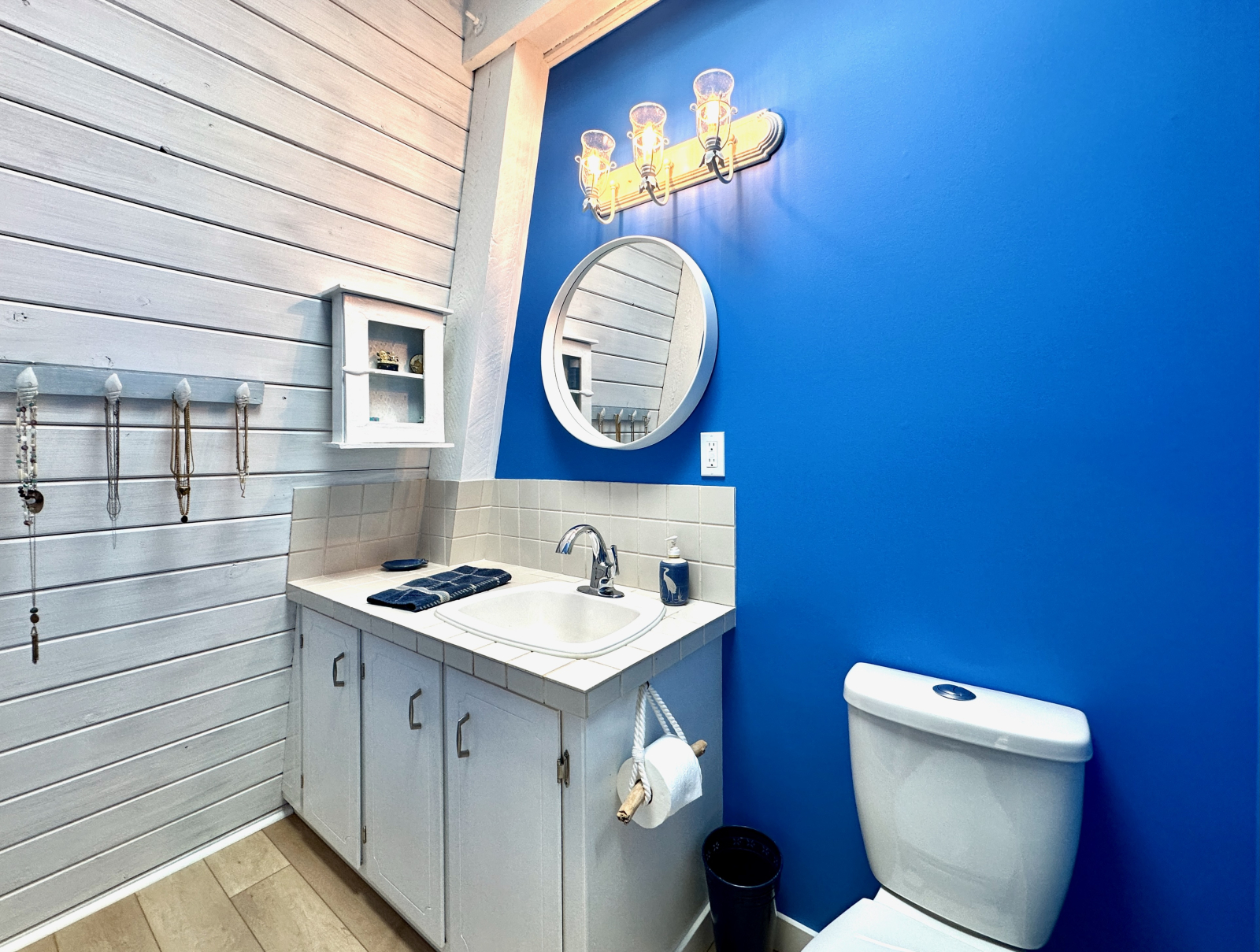 Camera da letto principale con bagno privato.